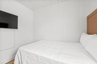 Ein Bett oder Betten in einem Zimmer der Unterkunft 4BR2BA Sleeps 12 Pet-Friendly Steps to Beach