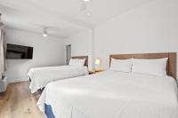 Ein Bett oder Betten in einem Zimmer der Unterkunft 4BR2BA Sleeps 12 Pet-Friendly Steps to Beach