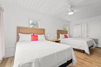 Ein Bett oder Betten in einem Zimmer der Unterkunft 4BR2BA Sleeps 12 Pet-Friendly Steps to Beach