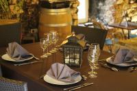 einen Tisch mit Gläsern, Tellern und Servietten darauf in der Unterkunft Domaine d'Alcapiès in Saint-Jean-dʼAlcapiès