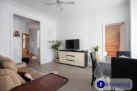Telewizja i/lub zestaw kina domowego w obiekcie Apartment near station and shops