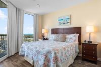 Ein Bett oder Betten in einem Zimmer der Unterkunft 5 Star Resort 11th Fl Stunning Sunrise 2BR 2BA King Suite,Pools ,Shuttle or Walk to Beach