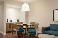Ein Sitzbereich in der Unterkunft Hotel Effie Sandestin Resort, Autograph Collection