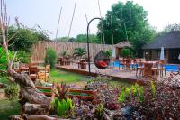 Bazén v ubytování Le Patio nebo v jeho okolí