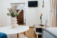 Televízia a/alebo spoločenská miestnosť v ubytovaní luxury apartment center athens (wifi)