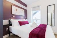 Modern Suite 3 min to Transit Downtown Torontoにあるベッド