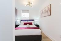 Modern Suite 3 min to Transit Downtown Torontoにあるベッド