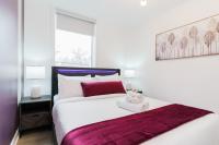 Modern Suite 3 min to Transit Downtown Torontoにあるベッド
