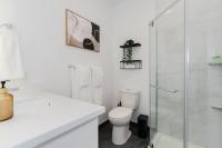 Modern Suite 3 min to Transit Downtown Torontoにあるバスルーム