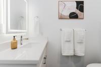 Modern Suite 3 min to Transit Downtown Torontoにあるバスルーム