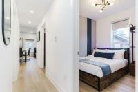 Modern Suite 3 min to Transit Downtown Torontoにあるベッド
