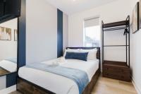 Modern Suite 3 min to Transit Downtown Torontoにあるベッド