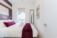 Modern Suite 3 min to Transit Downtown Torontoにあるベッド