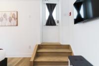 Modern Suite 3 min to Transit Downtown Torontoにあるテレビまたはエンターテインメントセンター