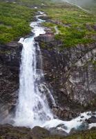 una cascada a un lado de una montaña rocosa en Hotel Videseter, en Stryn