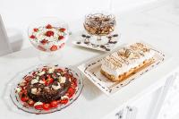 un tavolo con due piatti di dessert e una torta di Hotel Fazenda Santanna ad Amparo