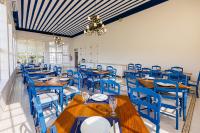 una sala da pranzo con tavoli blu e sedie blu di Hotel Fazenda Santanna ad Amparo