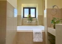 Koupelna v ubytování Spectacular 2BR in Souk Al Bahar, Downtown with Burj & Dubai Mall view by Rich Stay