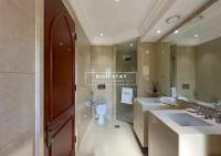 Koupelna v ubytování Spectacular 2BR in Souk Al Bahar, Downtown with Burj & Dubai Mall view by Rich Stay