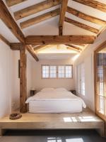 Ein Bett oder Betten in einem Zimmer der Unterkunft Nostalgia Hanok Hotel