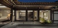 Ein Sitzbereich in der Unterkunft Nostalgia Hanok Hotel