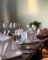 Una mesa con copas de vino y servilletas encima. en Hotell Gillet i Köping, en Köping