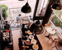 een bovenaanzicht van een restaurant met mensen die eten bereiden bij Human Touch Room - Soulful Bangkok Hideout in Lat Krabang