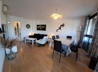 Televízia a/alebo spoločenská miestnosť v ubytovaní Brigantine111 - Golfe de Saint-Tropez - Appartement climatisé avec vue sur la marina