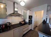 Kuchyňa alebo kuchynka v ubytovaní Brigantine111 - Golfe de Saint-Tropez - Appartement climatisé avec vue sur la marina