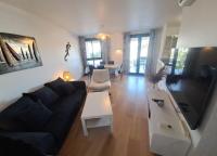 Televízia a/alebo spoločenská miestnosť v ubytovaní Brigantine111 - Golfe de Saint-Tropez - Appartement climatisé avec vue sur la marina