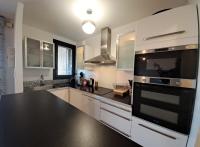 Kuchyňa alebo kuchynka v ubytovaní Brigantine111 - Golfe de Saint-Tropez - Appartement climatisé avec vue sur la marina