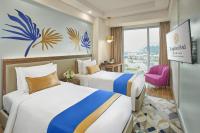 Una habitación de hotel con dos camas y una ventana. en Kingsford Hotel Manila Bay, en Manila
