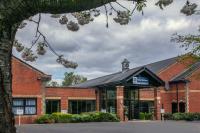 un edificio de ladrillo rojo con una torre de reloj en la parte superior en Best Western Appleby Park Hotel, en Tamworth