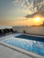 Bazén v ubytování Holiday Home Meri nebo v jeho okolí