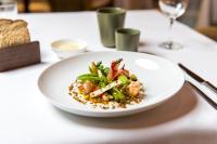 un plato blanco de comida en una mesa en Hotel Stein - Schiller's Manufaktur, en Coblenza