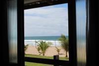 una ventana con vistas a la playa en Pousada Pé na areia, en Camaçari