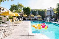 una piscina con sillas y sombrillas en un hotel en Wild Palms, a JdV by Hyatt Hotel, en Sunnyvale