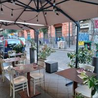 En restaurant eller et andet spisested på Domus Duomo B&B Napoli