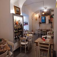 En restaurant eller et andet spisested på Domus Duomo B&B Napoli