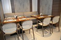 een eetkamer met tafels en stoelen en een bank bij Hotel Bagla Atithi Banaras in Varanasi