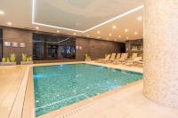 Basen w obiekcie Apartamenty Fenomen - Premium Porto Nadmorskie Tarasy w Kołobrzegu lub w pobliżu