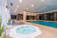 Basen w obiekcie Apartamenty Fenomen - Premium Porto Nadmorskie Tarasy w Kołobrzegu lub w pobliżu
