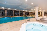 Basen w obiekcie Apartamenty Fenomen - Premium Porto Nadmorskie Tarasy w Kołobrzegu lub w pobliżu