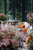 マドリードにあるVP Jardín de Recoletosのテーブルと椅子、ワイングラス付きテーブル