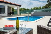 Bazén v ubytování Holiday Home Greta nebo v jeho okolí