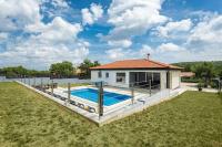 Bazén v ubytování Holiday Home Greta nebo v jeho okolí