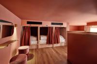 Zimmer mit 2 Betten und roten Vorhängen in der Unterkunft The Elephant Hostel in Amsterdam