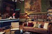 ein Wohnzimmer mit einer Couch und einem Gemälde an der Wand in der Unterkunft The Elephant Hostel in Amsterdam