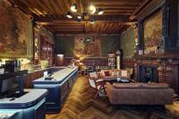 ein Wohnzimmer voller Möbel und einem Kamin in der Unterkunft The Elephant Hostel in Amsterdam
