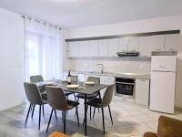 Kuchnia lub aneks kuchenny w obiekcie Apartment Dunato I